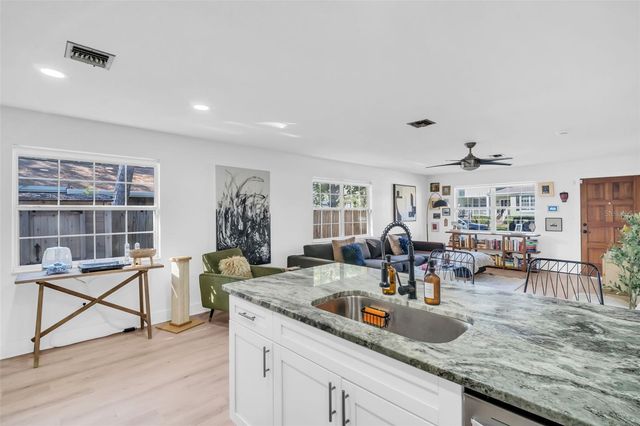 218 49TH AVENUE N, St Petersburg, FL 33703