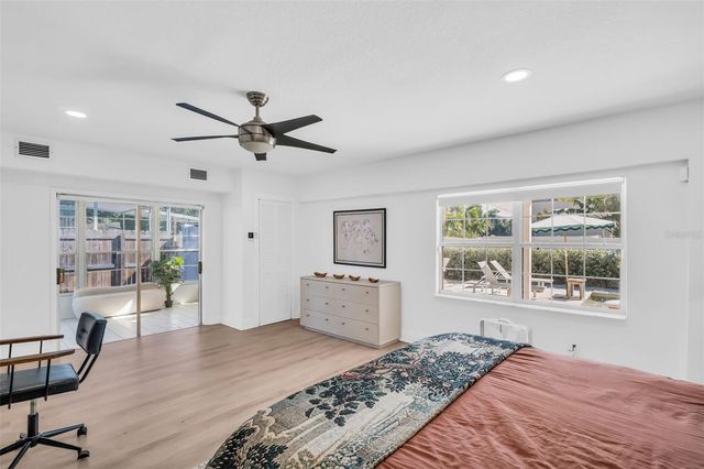 218 49TH AVENUE N, St Petersburg, FL 33703