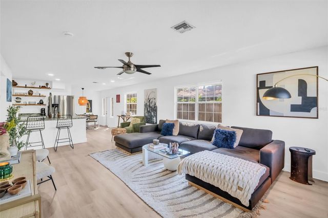 218 49TH AVENUE N, St Petersburg, FL 33703