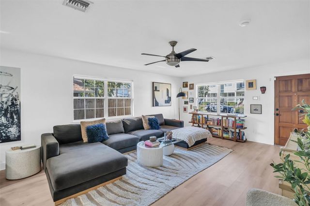 218 49TH AVENUE N, St Petersburg, FL 33703