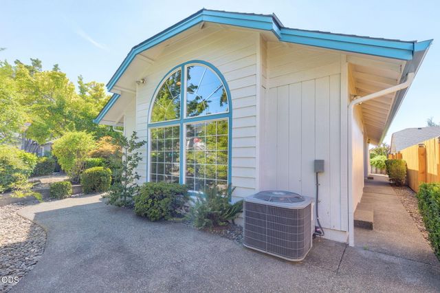 100 SE Liberty Drive, Grants Pass, OR 97527
