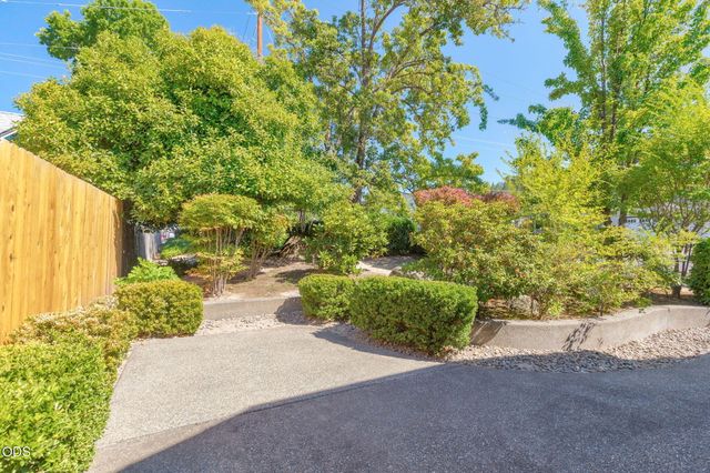 100 SE Liberty Drive, Grants Pass, OR 97527
