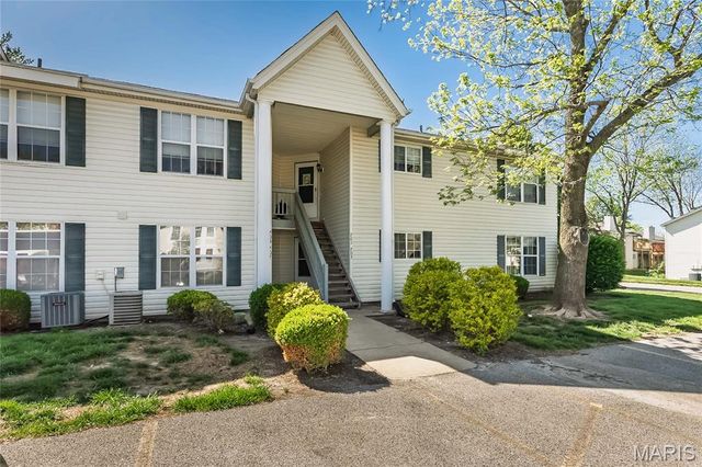 703 Sugar Glen Drive 4, St Peters, MO 63376
