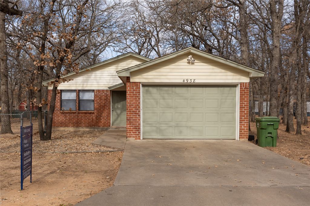 4938 Blue Water Circle, Granbury, TX 76049