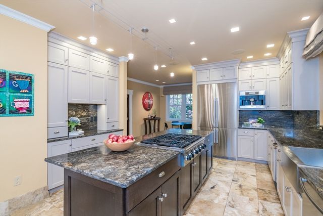 9 Harkness Rd, Pelham, MA 01002