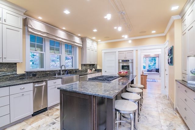 9 Harkness Rd, Pelham, MA 01002