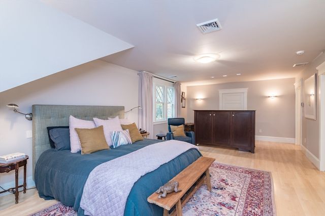 9 Harkness Rd, Pelham, MA 01002