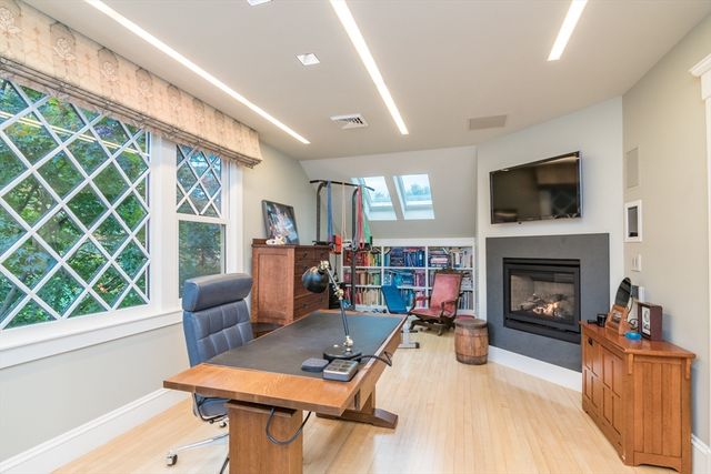 9 Harkness Rd, Pelham, MA 01002