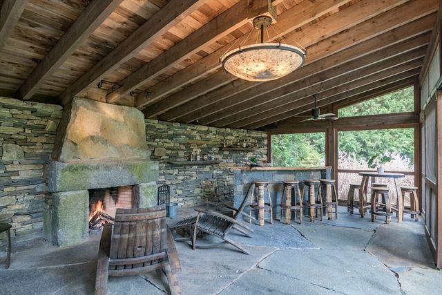 9 Harkness Rd, Pelham, MA 01002