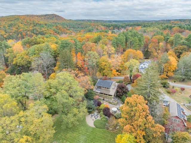 9 Harkness Rd, Pelham, MA 01002