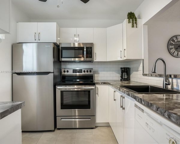 4706 NW 36th St 507, Lauderdale Lakes, FL 33319