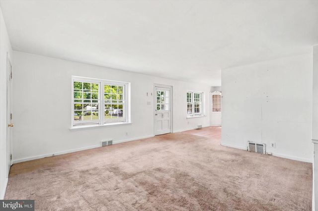 421 N WARMINSTER RD, Hatboro, PA 19040