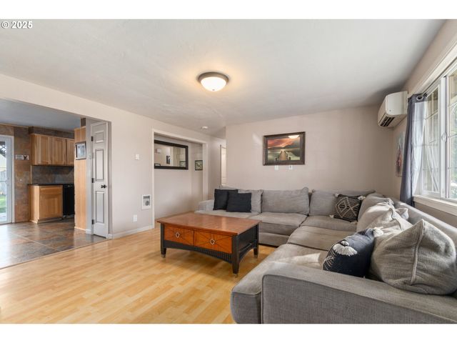 1310 W QUINALT St, Springfield, OR 97477