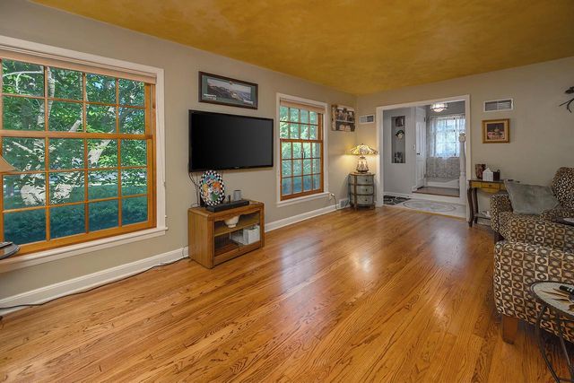 6041 N Santa Monica BOULEVARD, Whitefish Bay, WI 53217