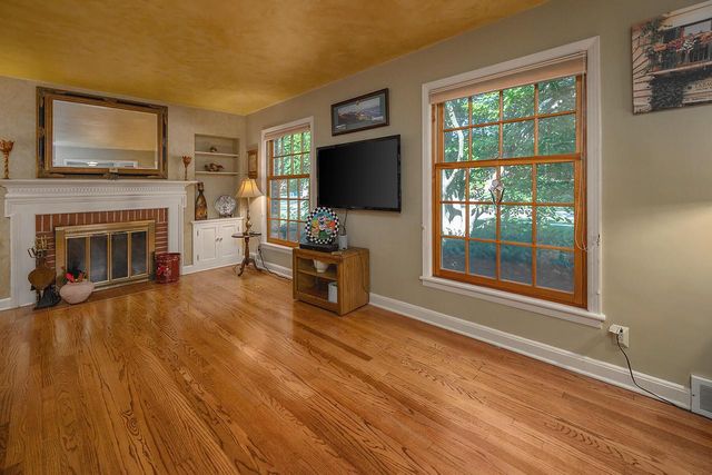 6041 N Santa Monica BOULEVARD, Whitefish Bay, WI 53217