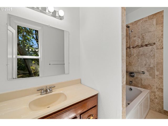 3967 Se TAYLOR St, Portland, OR 97214