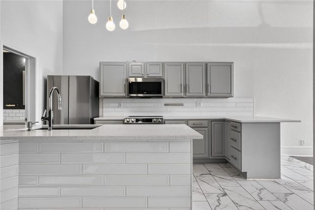 609 CENTRAL Street 1104, Kansas City, MO 64105