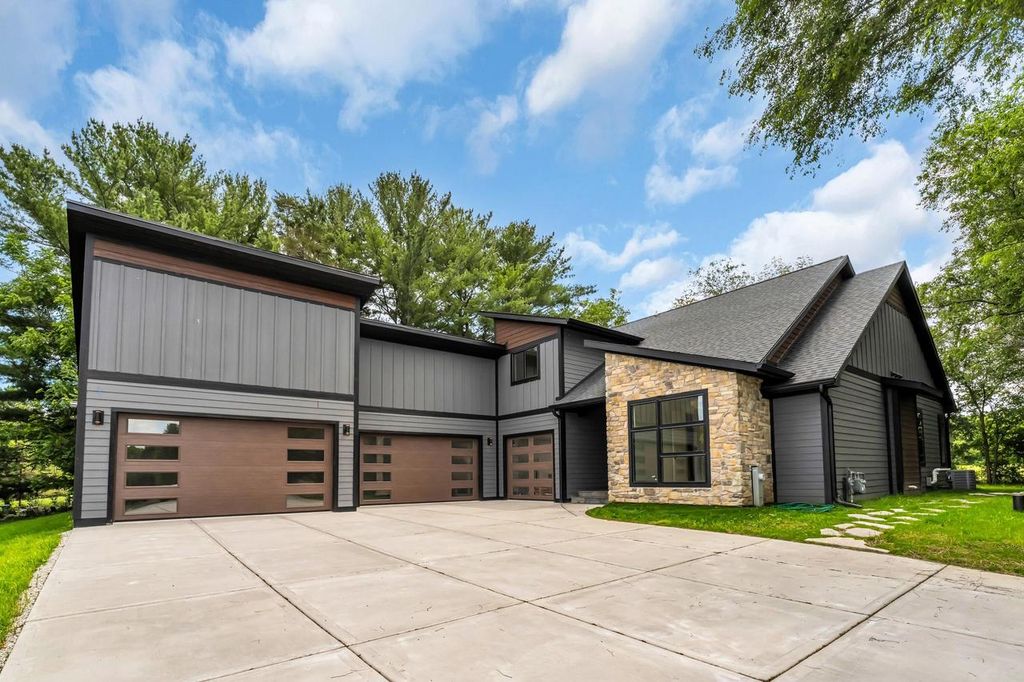 W5303 Briarwood ROAD, Elkhorn, WI 53121
