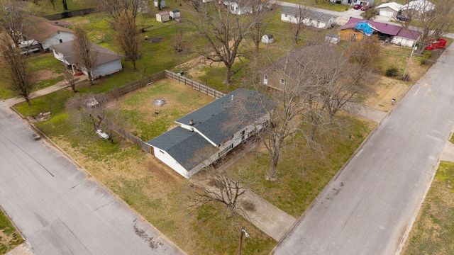 824 E Burford Street, Marshfield, MO 65706