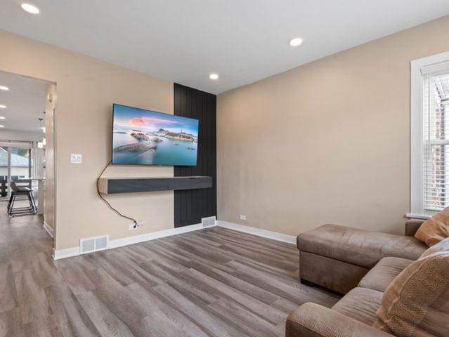 6049 W School Street, Chicago, IL 60634