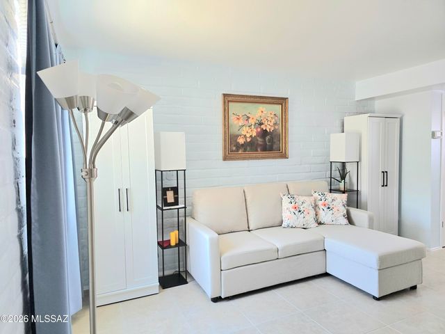 210 W Camino Alameda, Green Valley, AZ 85614
