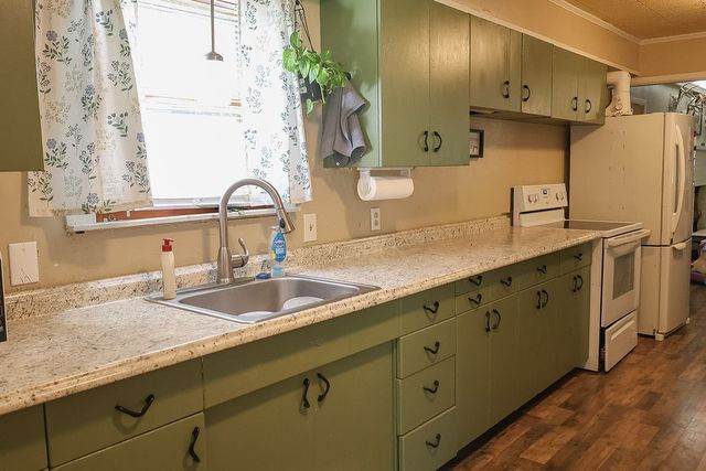 725 S Austin Street, De Leon, TX 76444