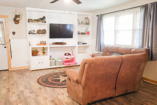 725 S Austin Street, De Leon, TX 76444