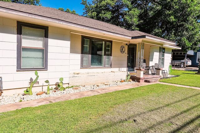 725 S Austin Street, De Leon, TX 76444