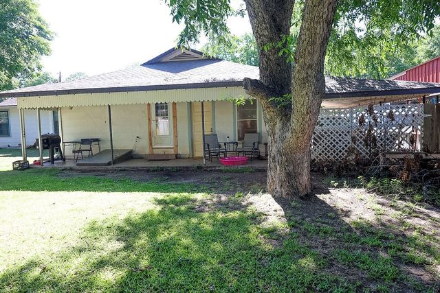 725 S Austin Street, De Leon, TX 76444