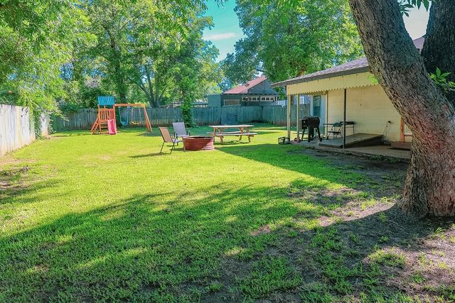 725 S Austin Street, De Leon, TX 76444