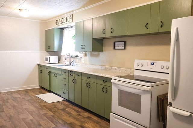 725 S Austin Street, De Leon, TX 76444