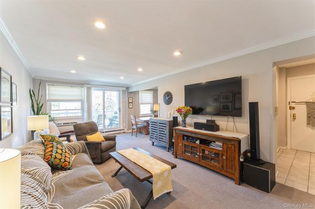 61 Maine Avenue D14, Rockville Centre, NY 11570