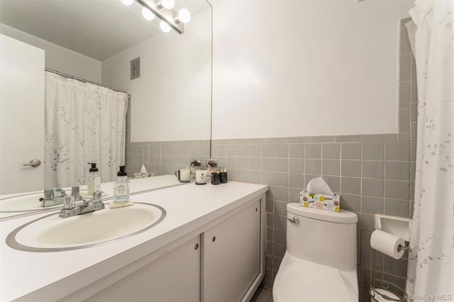 61 Maine Avenue D14, Rockville Centre, NY 11570