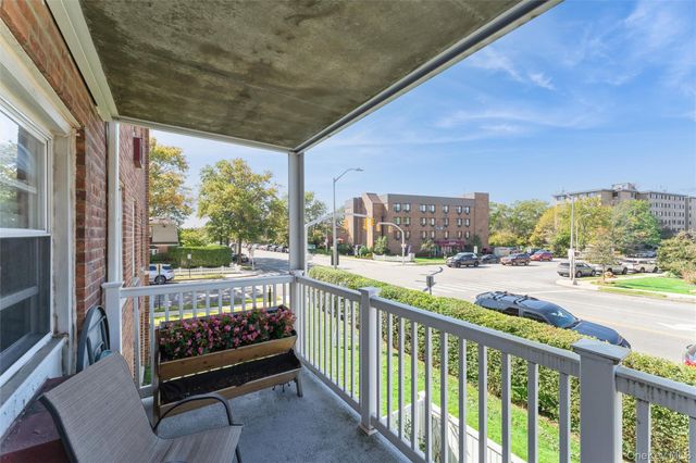61 Maine Avenue D14, Rockville Centre, NY 11570
