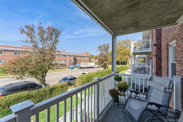 61 Maine Avenue D14, Rockville Centre, NY 11570