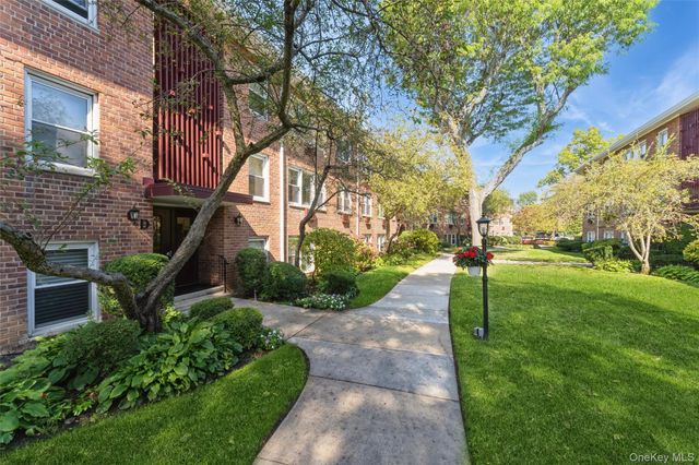 61 Maine Avenue D14, Rockville Centre, NY 11570