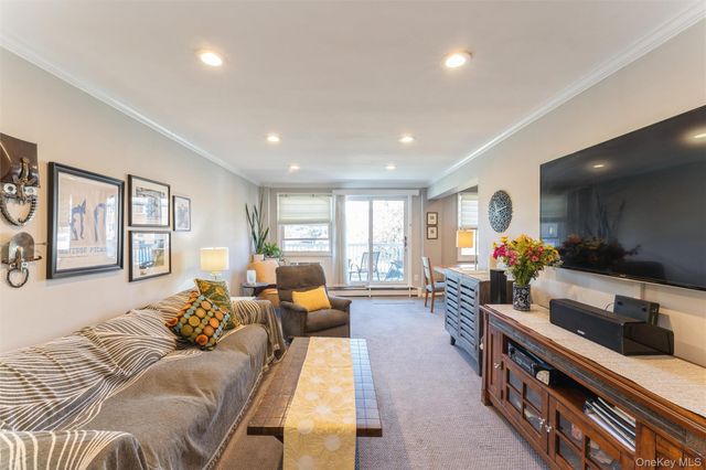 61 Maine Avenue D14, Rockville Centre, NY 11570
