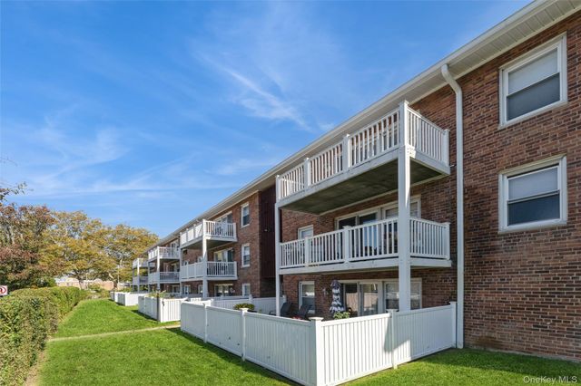 61 Maine Avenue D14, Rockville Centre, NY 11570