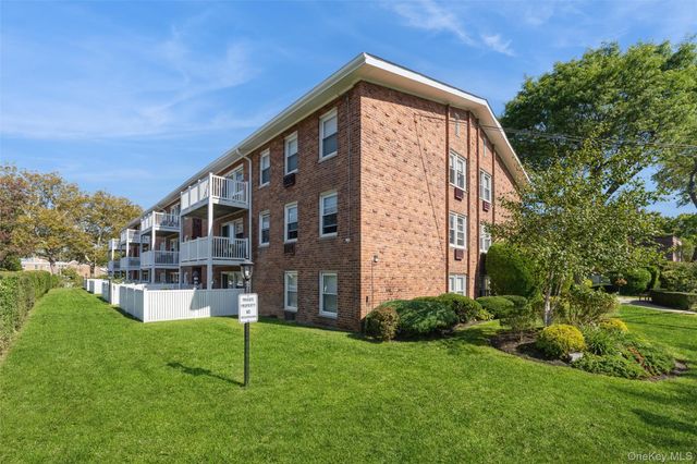 61 Maine Avenue D14, Rockville Centre, NY 11570