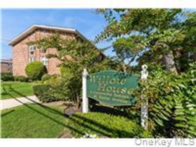 61 Maine Avenue D14, Rockville Centre, NY 11570
