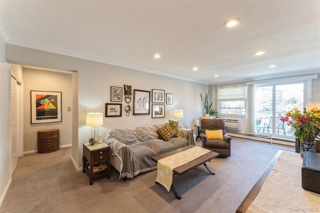 61 Maine Avenue D14, Rockville Centre, NY 11570