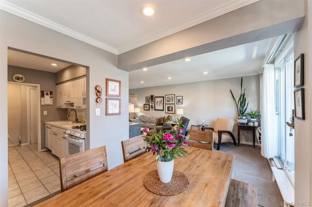 61 Maine Avenue D14, Rockville Centre, NY 11570