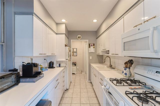61 Maine Avenue D14, Rockville Centre, NY 11570