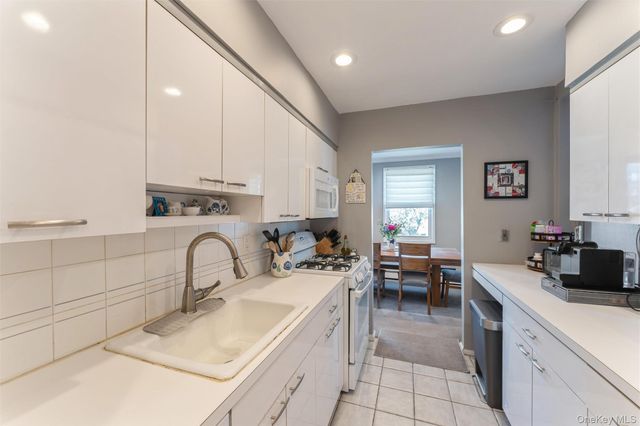 61 Maine Avenue D14, Rockville Centre, NY 11570