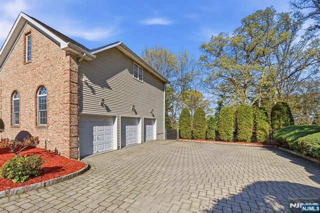 56 Burnet Hill Road, Livingston, NJ 07039