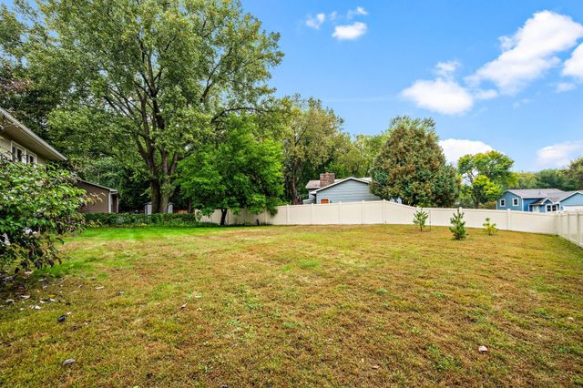 631 Bighorn Drive, Chanhassen, MN 55317