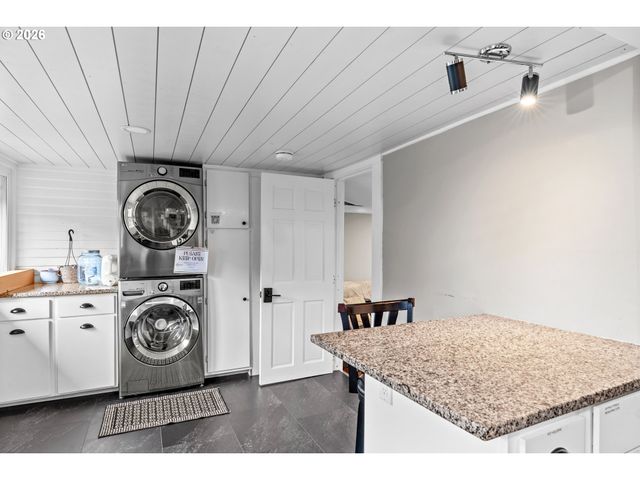 807 E St, Springfield, OR 97477