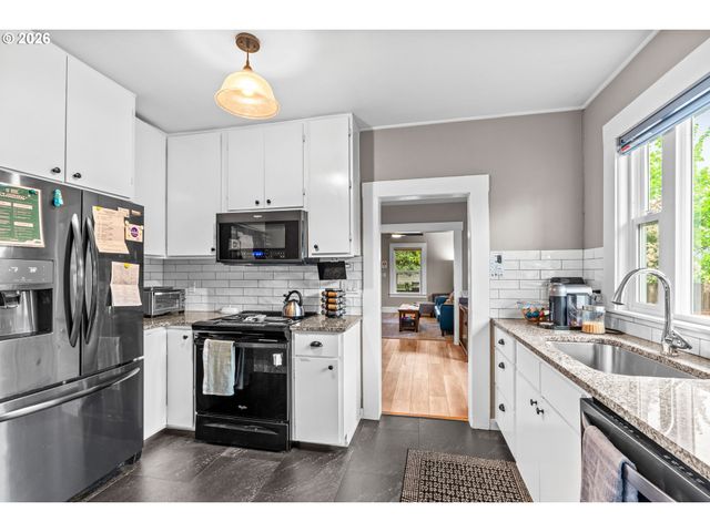 807 E St, Springfield, OR 97477