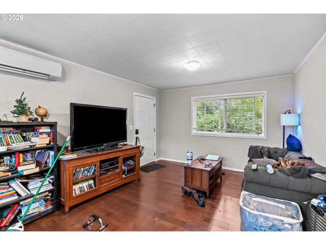 807 E St, Springfield, OR 97477