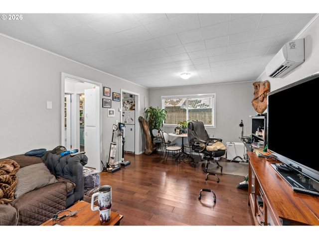 807 E St, Springfield, OR 97477